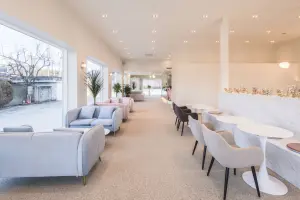 파스텔 소파가 돋보이는 대형 감성 카페 인테리어